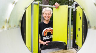 Nainen leikkipuistossa