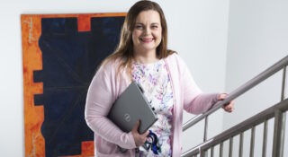 Pitkähiuksinen nainen portaikossa