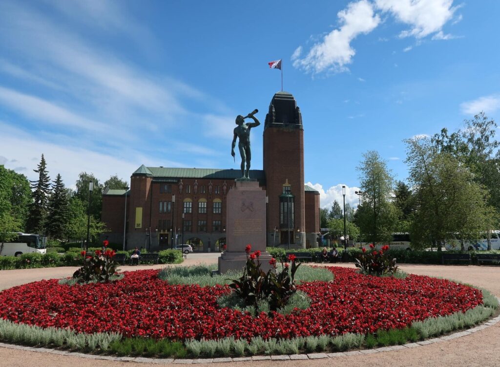 Joensuun kaupungintalo. Etualalla olevassa puistossa Vapaudenpatsas-