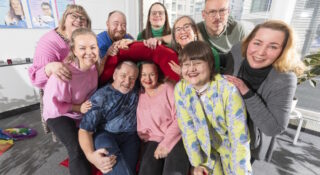 Ryhmä ihmisiä seinän edessä Hivpoint