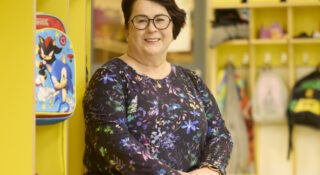 Nainen istuu päiväkodin eteisessä