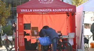 Vailla vakinaista asuntoa ry:n punainen tellta