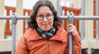 Nainen oranssissa takissa