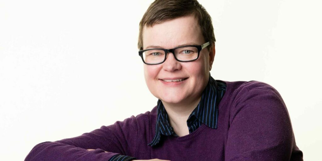 Profiilikuva tummahiuksisesta naisesta, jolla on silmälasit