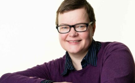 Profiilikuva tummahiuksisesta naisesta, jolla on silmälasit