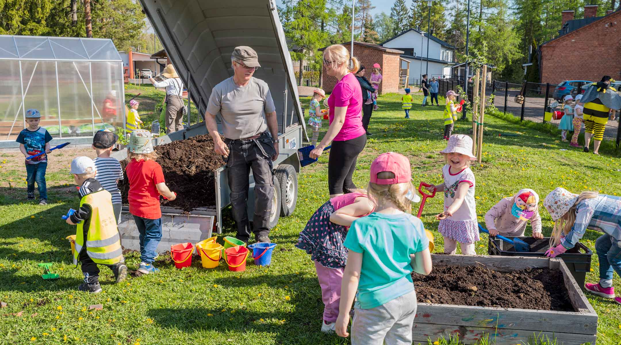 Yleiskuva Upseerin päiväkodin piha-alueesta.