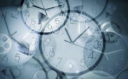 kelloja harmaalla tausatlla