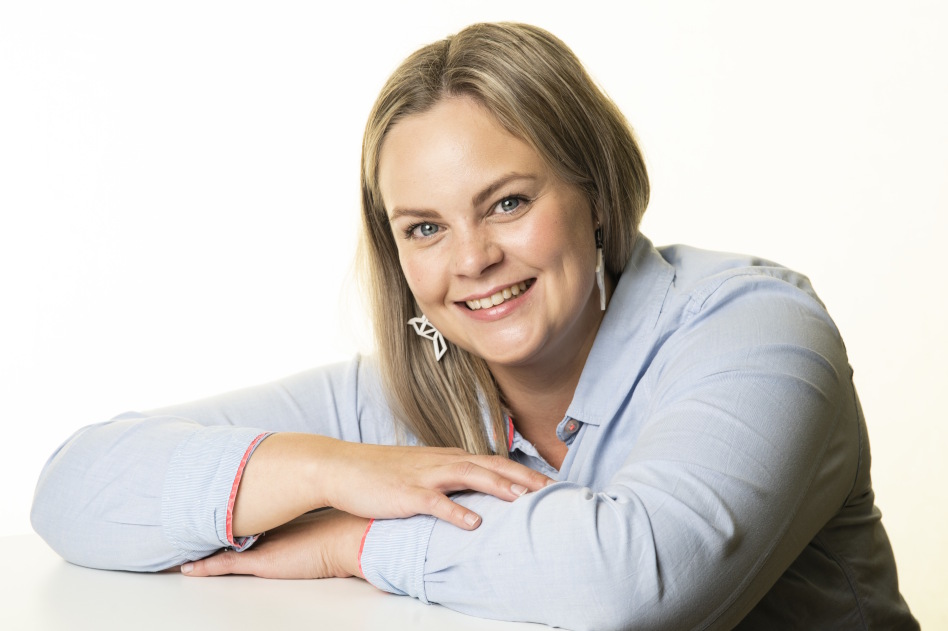 Vaaleahiuksinen nainen sinisessä puserossa