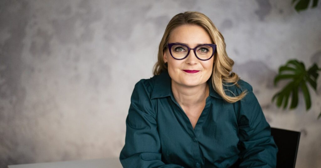 Silmällasipäinen nainen vihreässä paidassa