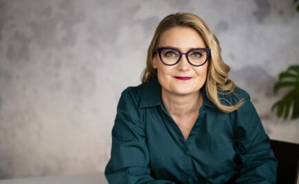 Silmällasipäinen nainen vihreässä paidassa