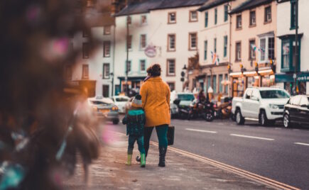 Nainen ja lapsi selin kadulla