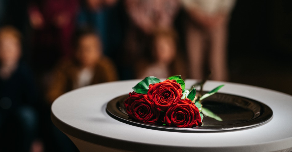 punainen ruusu lautasella