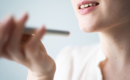 Nainen puhuu kännykkään