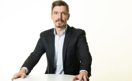 Mies pöydän ääressä