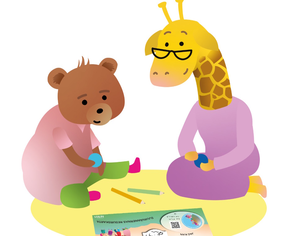 Piirroskuvassa karhu ja kirahvi lukevat kirjaa.