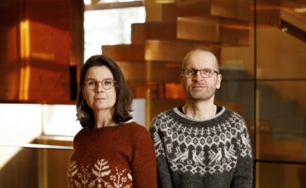 Mies ja nainen värikkäissä villapaidoissa