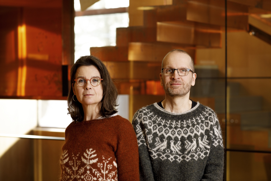 Mies ja nainen värikkäissä villapaidoissa