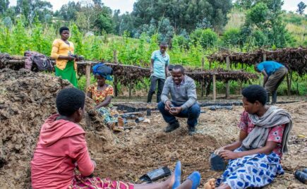 Miehiä ja naisia vuoristopellolla Ruandassa.