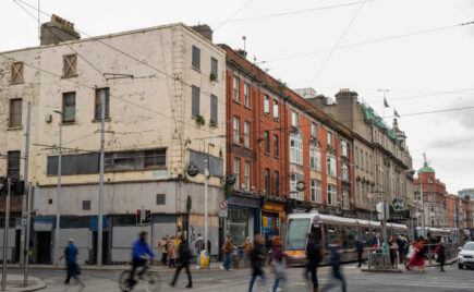 Ihmisiä kadulla Dublinissa Irlannissa