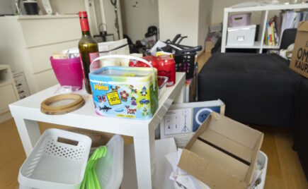 Tavaroita täynnä oleva huone