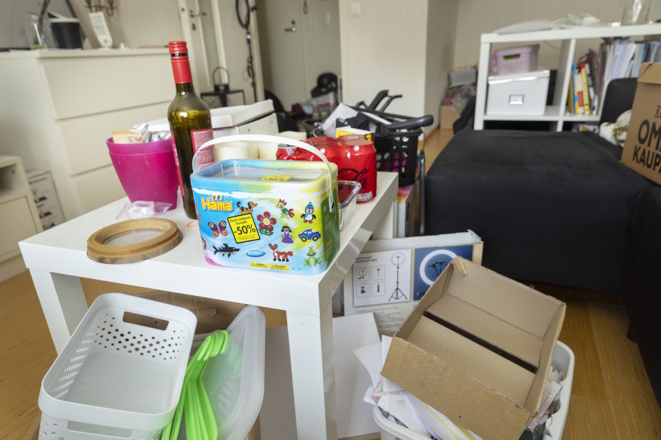 Tavaroita täynnä oleva huone