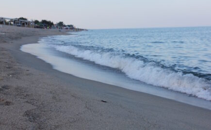 Aallot lyövät meren rantaan