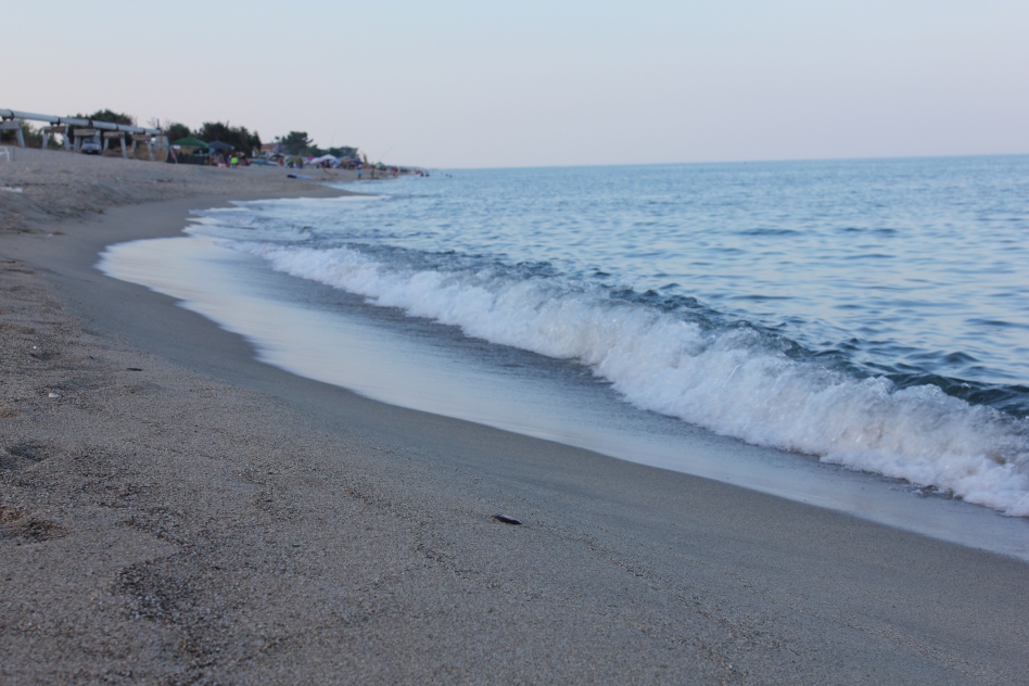 Aallot lyövät meren rantaan