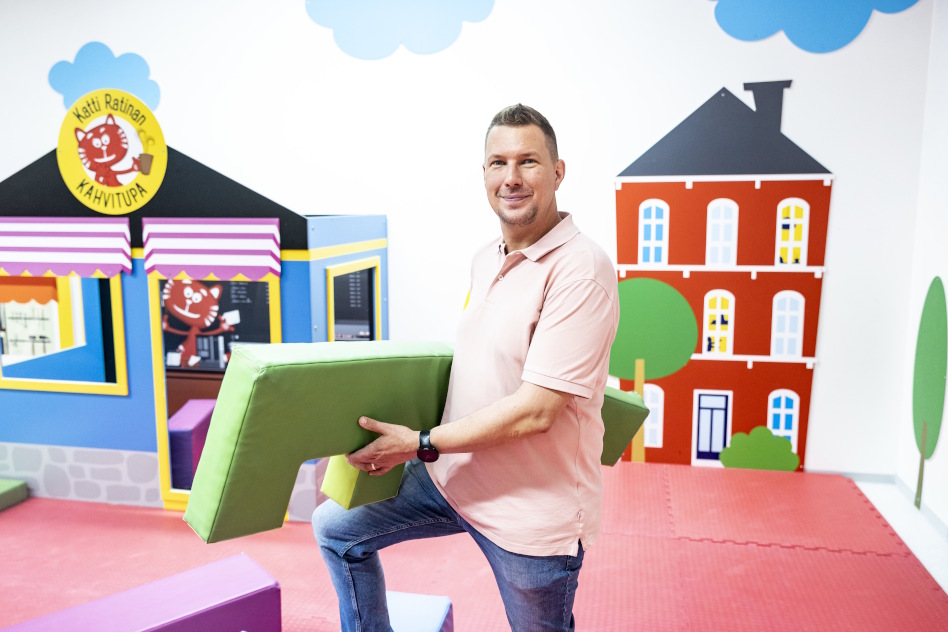 Mies lasten leikkipaikalla