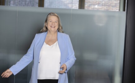 Vaaleahiuksinen nainen sinisessä jakussa