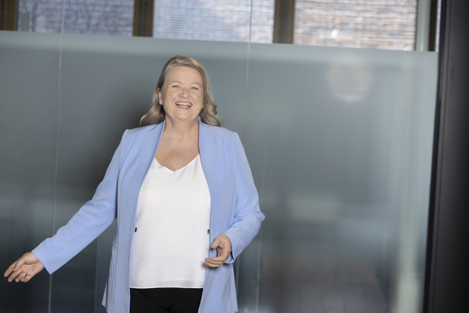 Vaaleahiuksinen nainen sinisessä jakussa