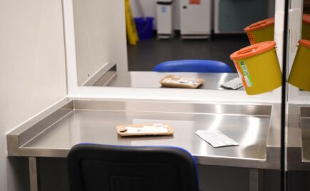 Kuva käyttöhuoneen pöydän äärestä