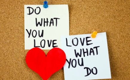 Ilmoitustaulu missä sydän ja englanninkielisiä tekstejä.