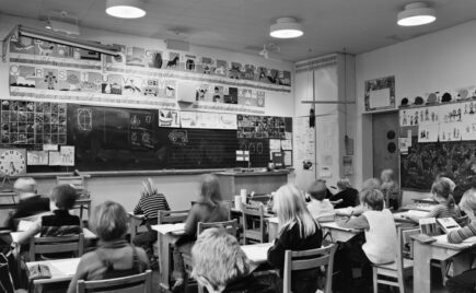 Oppilaita koululuokassa 80-luvulla