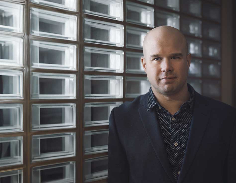 Mies lasiseinän edessä