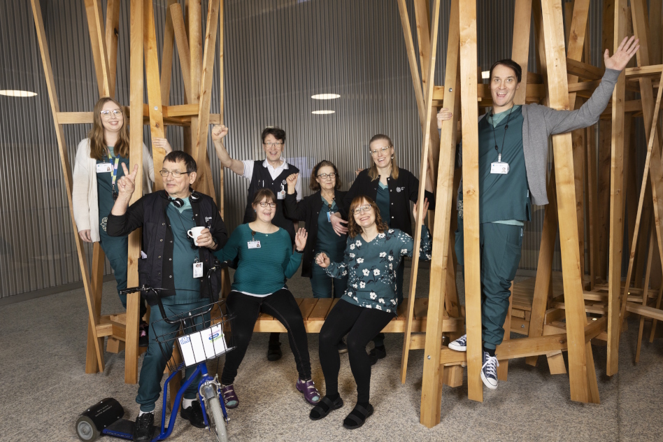 Vihreäpaitaisia miehiä ja naisia