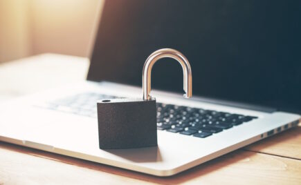 Lukko tietokoneen näppäimistön päällä