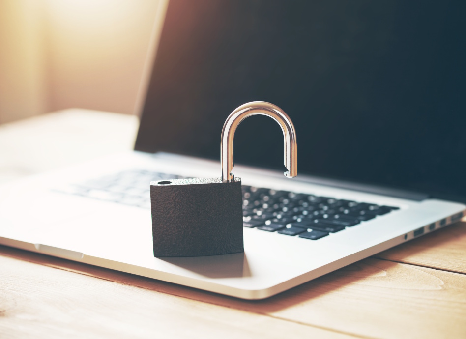 Lukko tietokoneen näppäimistön päällä