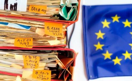 EU:n lippu ja sen vieressä iso mappipino