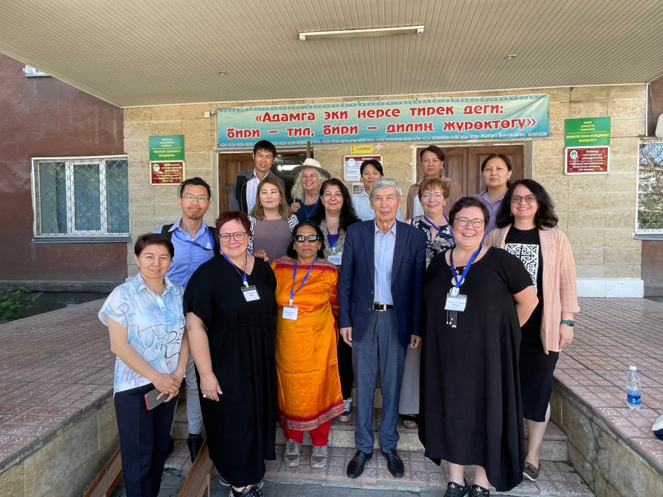 joukko ihmisiä seisoo kirgisialaisen rakennuksen edessä