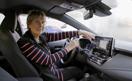 Vanhempi nainen auton ratissa