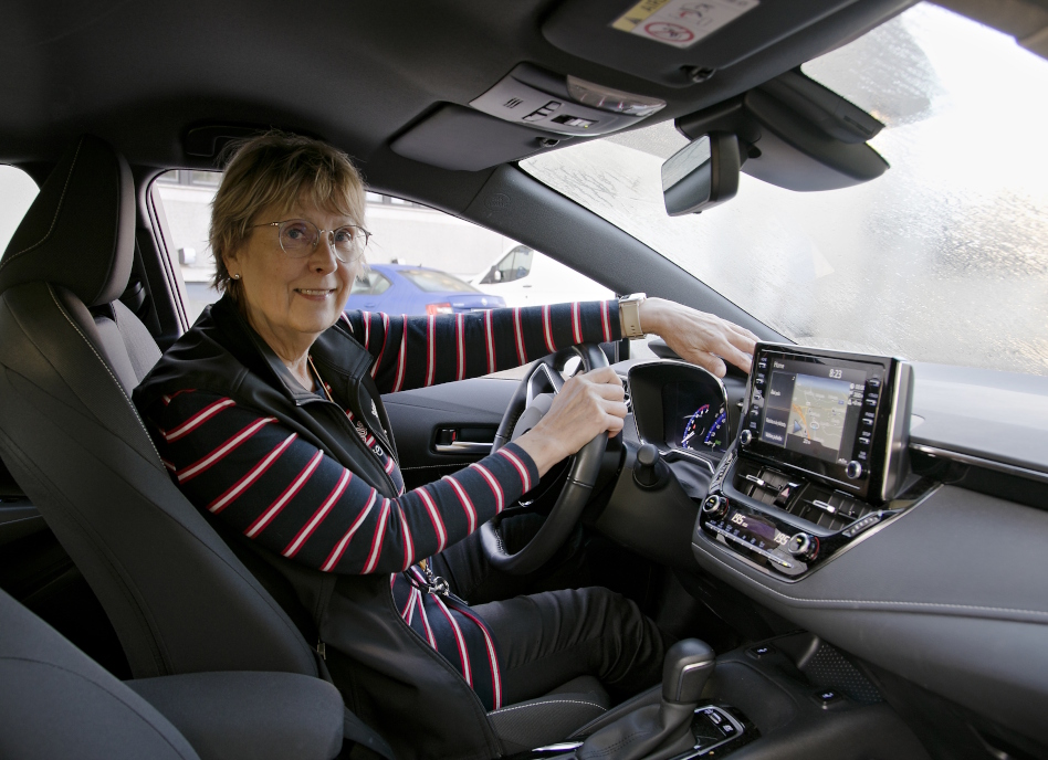 Vanhempi nainen auton ratissa