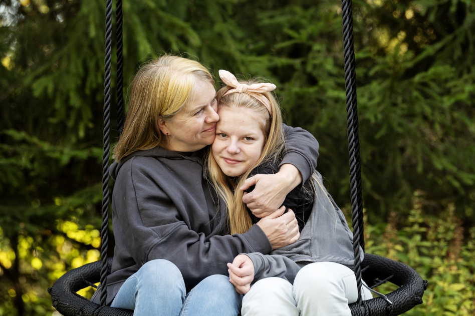 Vanhempi nainen halaa nuorta tyttöä.