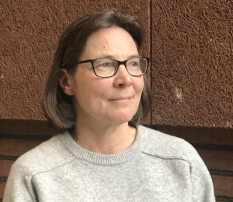 Silmälasipäinen, keski-ikäinen nainen