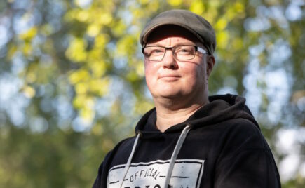 Mies lippalakki päässä