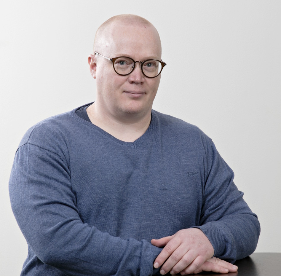 Silmälasipäinen, kalju mies