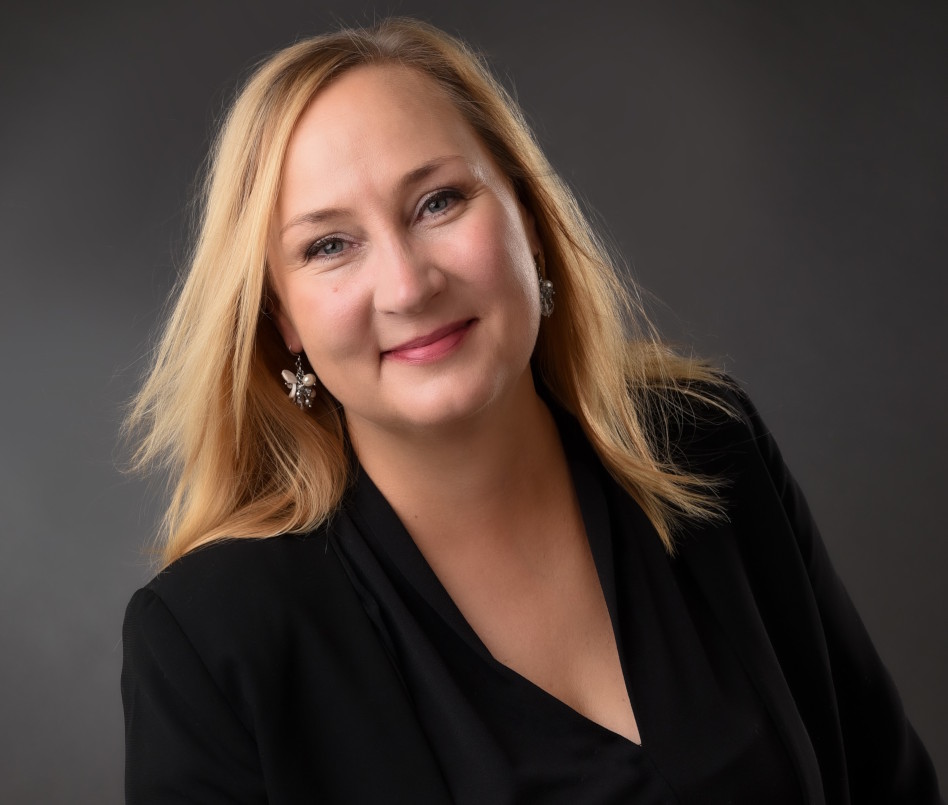 Nainen, jolla vaaleat pitkät hiukset