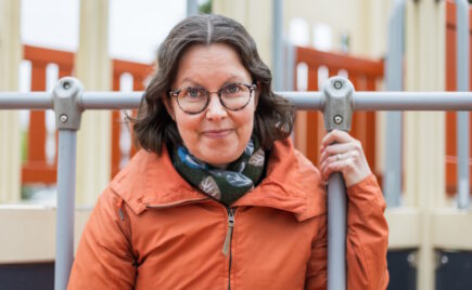 Nainen oranssissa takissa