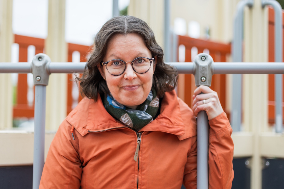 Nainen oranssissa takissa