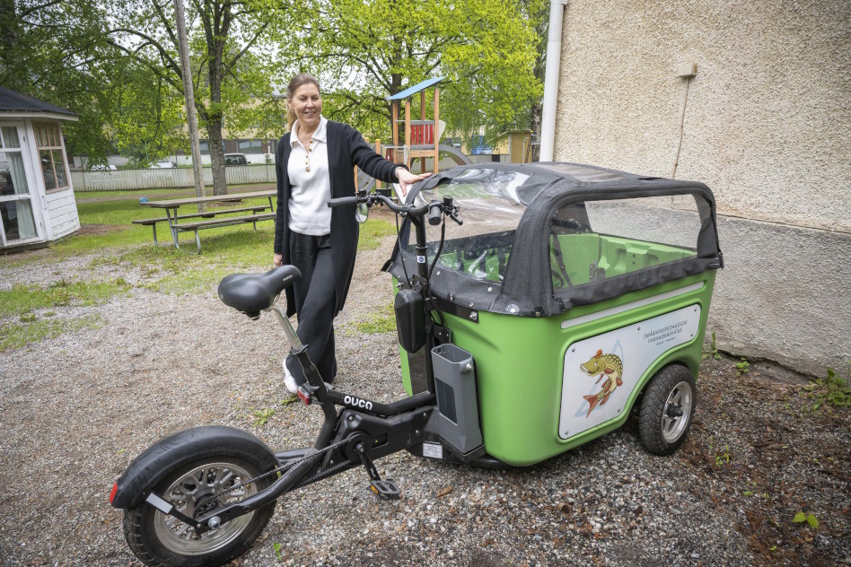 Nainen laatikkopyörän kanssa.