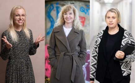 Kolme naista seisoo vierekkäin